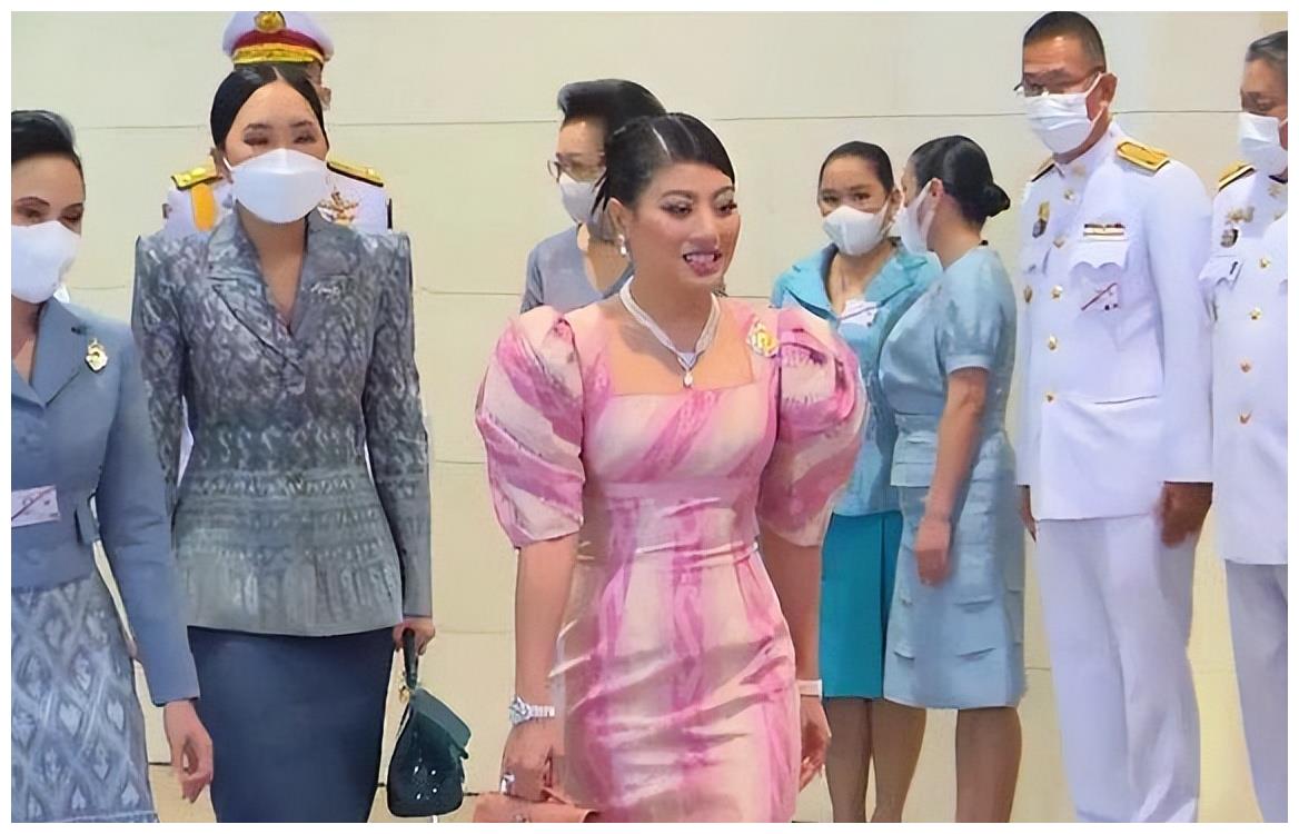 泰国神兽公主在大公主病危后挑大梁？穿粉裙独自营业，却笑得开心