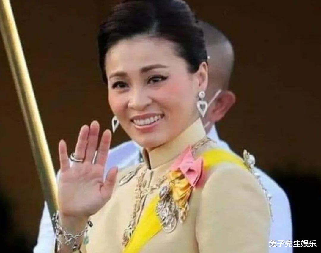 苏提达|人面桃花相映红，70岁的泰王再次被苏提达所吸引，满眼都充满着爱