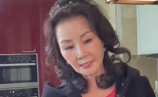雪瑞姑姑:上过央视节目,年过六旬靠壕气出圈,她到底是什么身份
