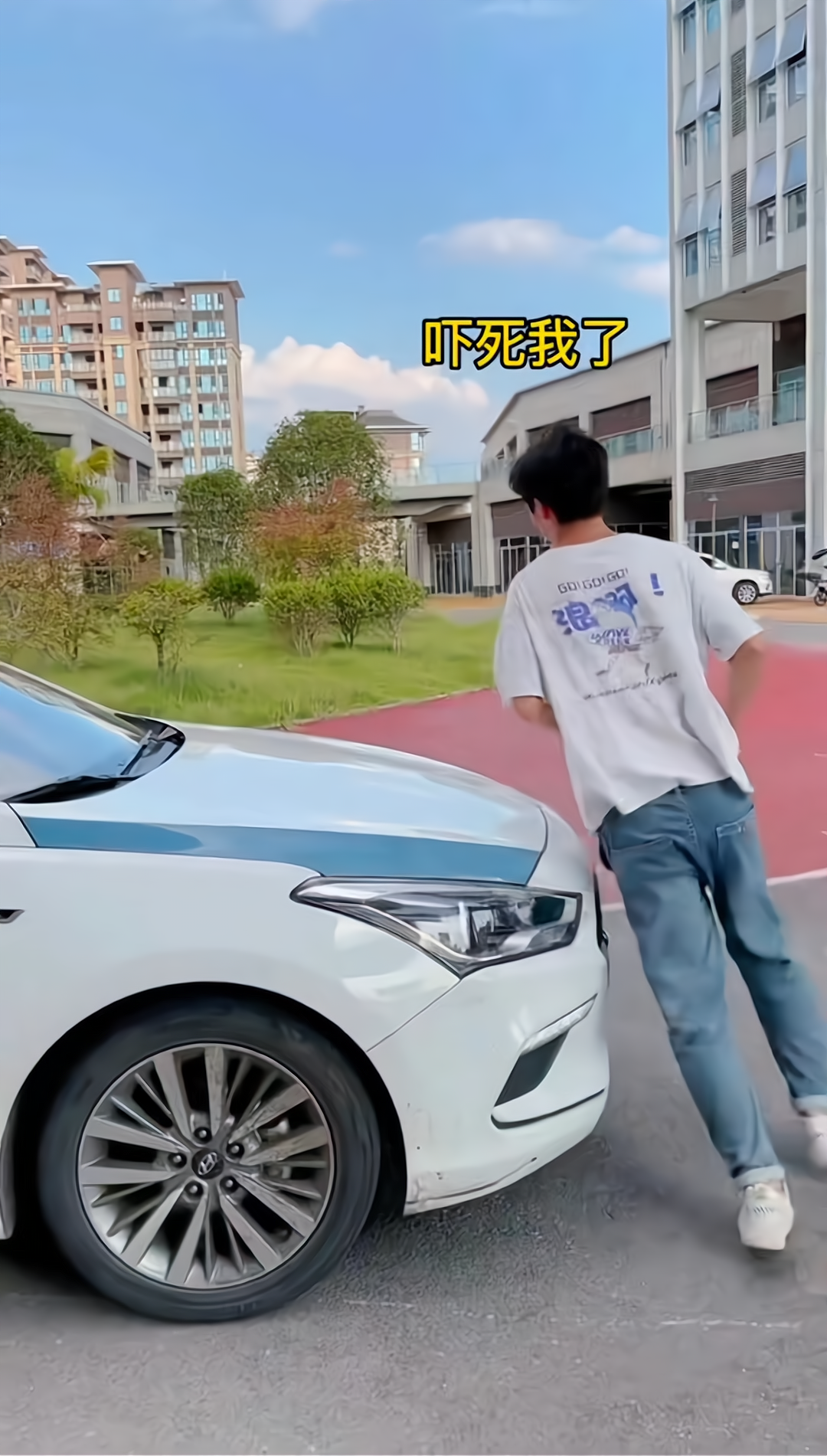 男子感谢女子买2套房,主动约她去吃大餐,未婚妻偶遇二人坏好事