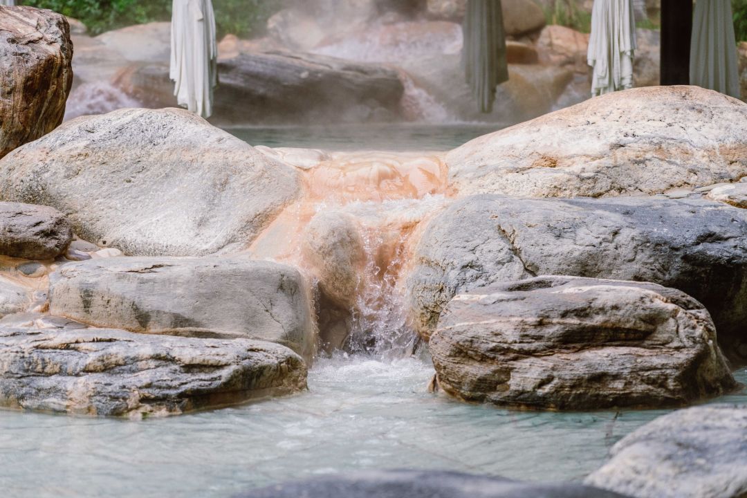温泉|弥勒温泉的天花板，温泉水一天一换，在深山森林中泡温泉，堪比神仙日子！