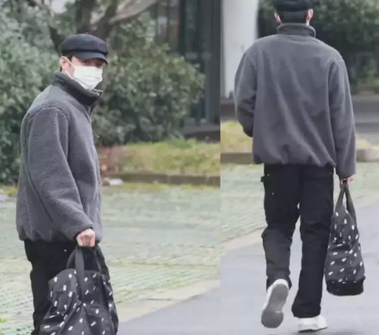 黄景瑜现身机场，穿热巴同款，手机壳是穿搭同色