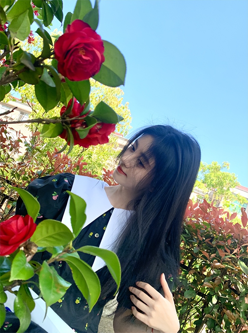 鞠婧祎|鞠婧祎新鲜小花絮：玫瑰碎花裙六宫格随拍，人比花娇，太美了