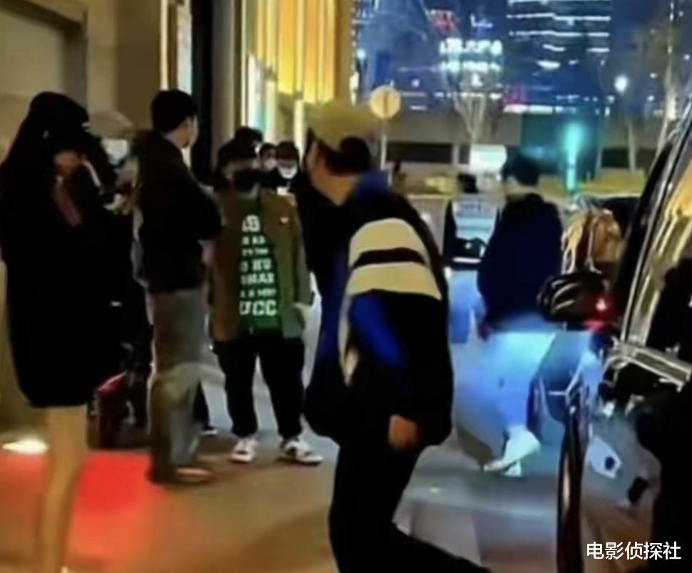 王思聪|王思聪打人现场图曝光!王思聪气场十足单手揽美女,身边围满了人