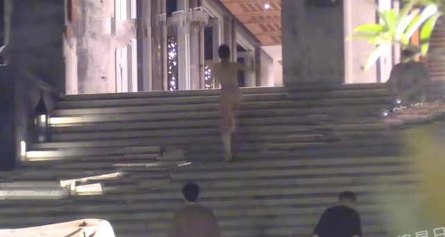 张云龙|钟楚曦深夜醉酒海边嗨玩,穿露背长裙下水,与张云龙拉扯关系成疑