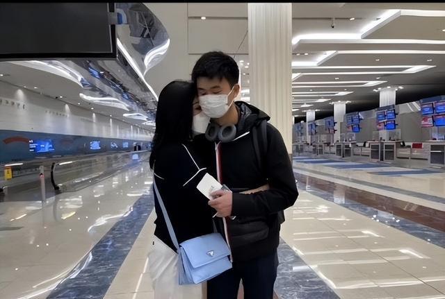 |55岁英拉气质绝了！18岁的儿子又高又帅成绩优秀，获奖让妈妈骄傲