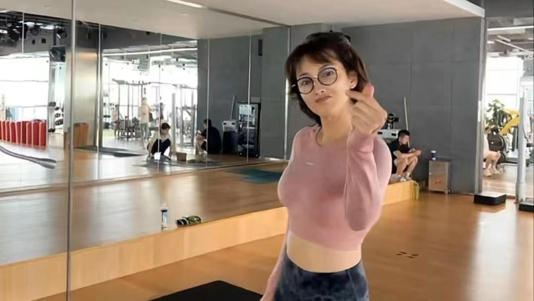 牛莉|49岁牛莉：再陷整容风波！身形消瘦锁骨明显。被指撞脸孙悦，模样大变