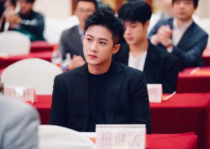 檀健次|檀健次的字体火出圈,笔体飘逸潇洒且灵动,果然是“字如其人”