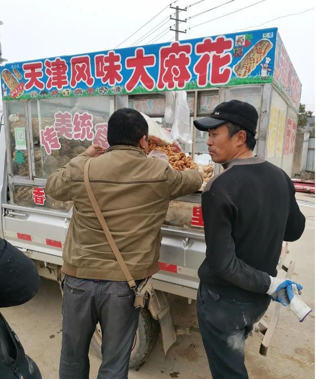 案例:男子想尝一尝“大麻花”,问价8块称了一斤80,不买不准走