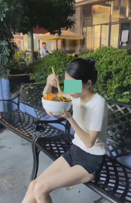 女子不满父母介绍的相亲对象,为了吓跑对方,端一大碗饭在路边吃