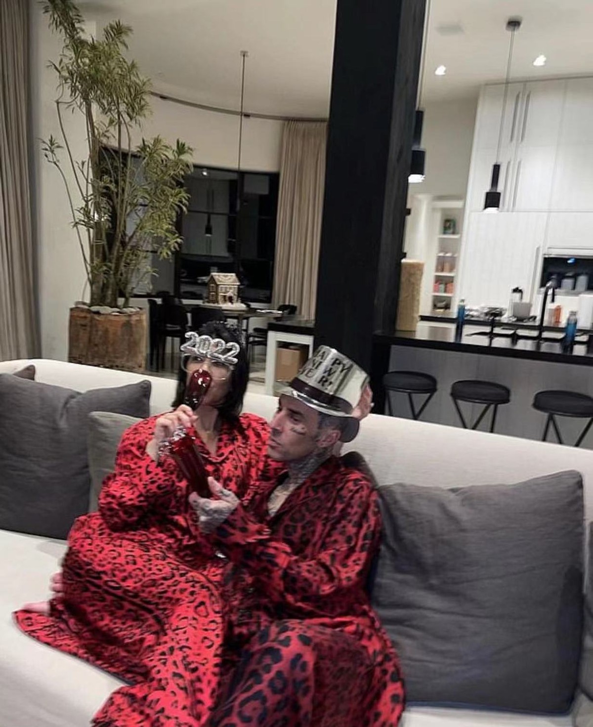 考特尼|42岁金大姐穿浴袍不忘秀凹凸身材！红色豹纹贼霸气，躺未婚夫的怀中