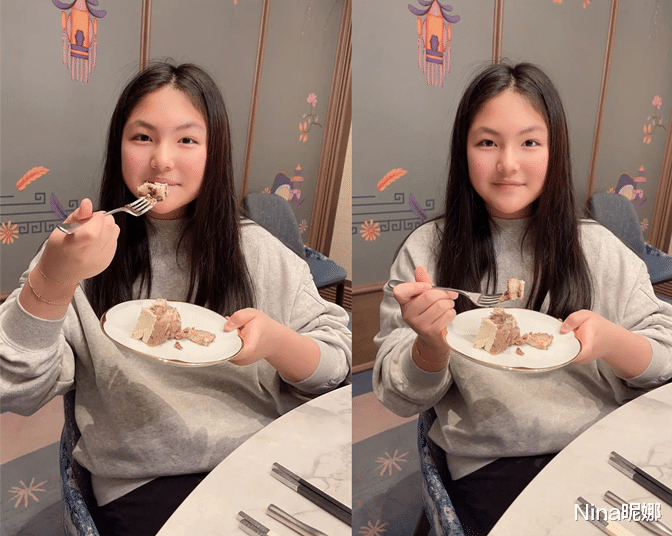 穿衣搭配|李湘母女豪宅做蛋糕，13岁女儿穿卫衣戴上万手链，吃蛋糕模样比妈还有范
