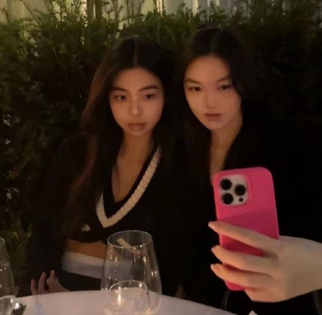 李嫣|李嫣与闺蜜打卡凯旋门，穿露肚脐装秀小蛮腰，气质独特宛如超模