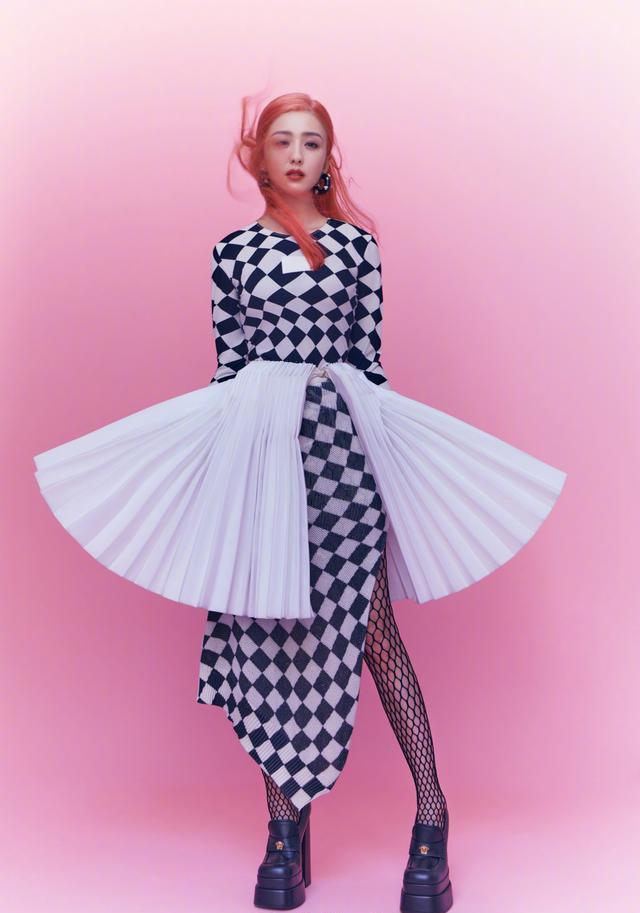 秦岚|佟丽娅的颜真的又一次让我惊艳，粉色头发狠狠辣到我了