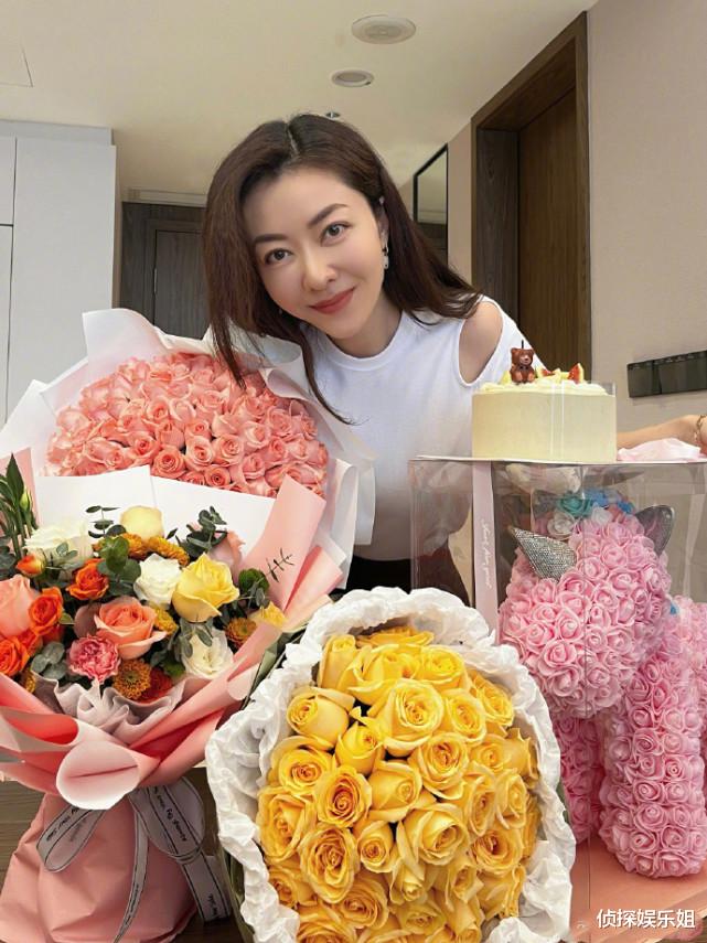 熊黛林|熊黛林晒全家福庆生，双胞胎女儿手写贺卡，夫妻一人抱一娃超幸福