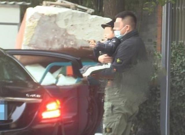 赵丽颖|赵丽颖新路透照曝光，与小演员互动温柔有爱，单手抱娃姿势老练