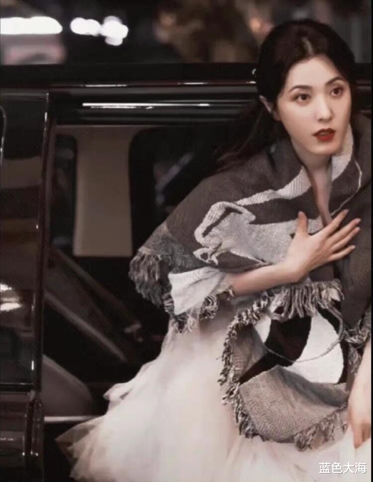 曾黎|曾黎其实“不上镜”？看看路人镜头下的她，就明白了