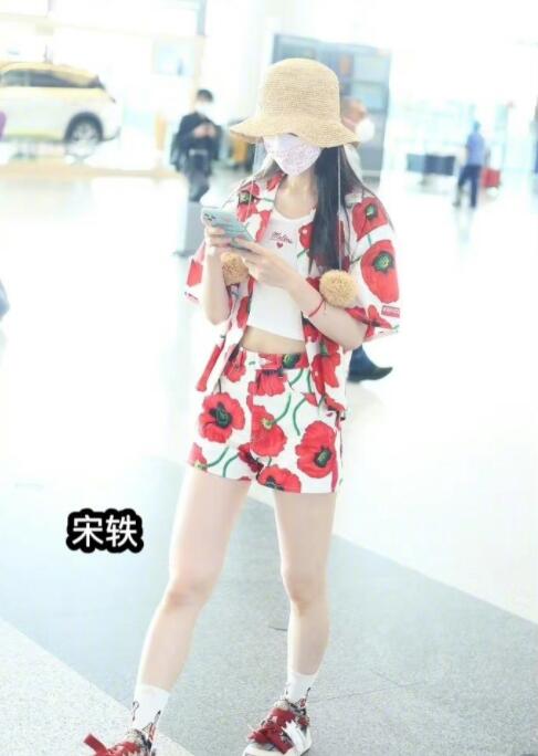 赵丽颖|女明星机场私服大PK!赵丽颖逐渐“幂化”,吴宣仪进步很明显