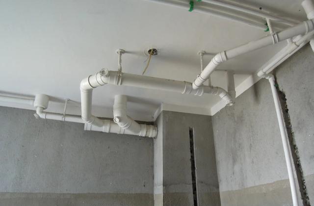 楼上邻居把卫生间改成衣帽间,今天哭着来找我,要赔偿我500元