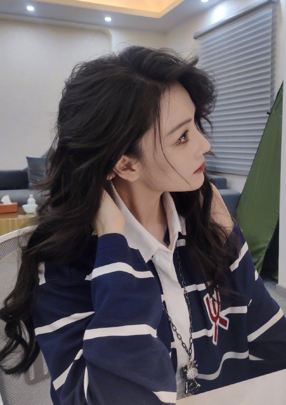 张馨予 本以为张馨予短发够帅了，看到她留长发之后，风情万种气场全开