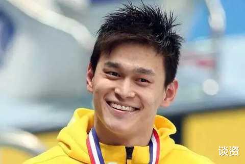 孙杨|孙杨和张豆豆回老家，牵手同行举止亲密，女方手上戒指好显眼