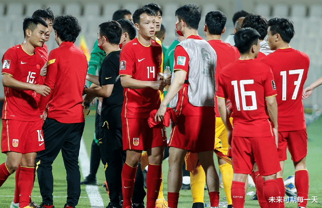 国足|国足或遭严惩，4吨行李装满整架飞机，带按摩技师堪比旅游团
