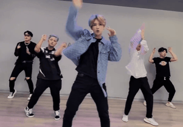 明星|精神小伙碰瓷大热明星，个个都很辣眼睛