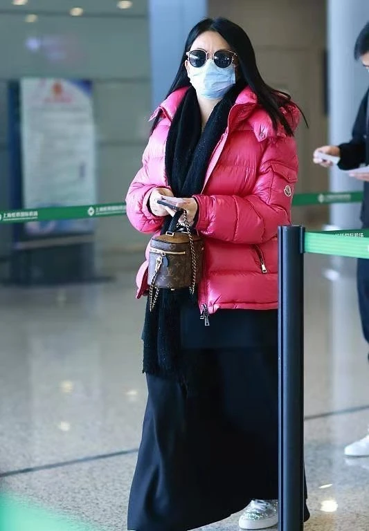 粉色|李湘离婚后人都变年轻了！穿粉毛衣难得少女一回，还戴鸽子蛋炫富