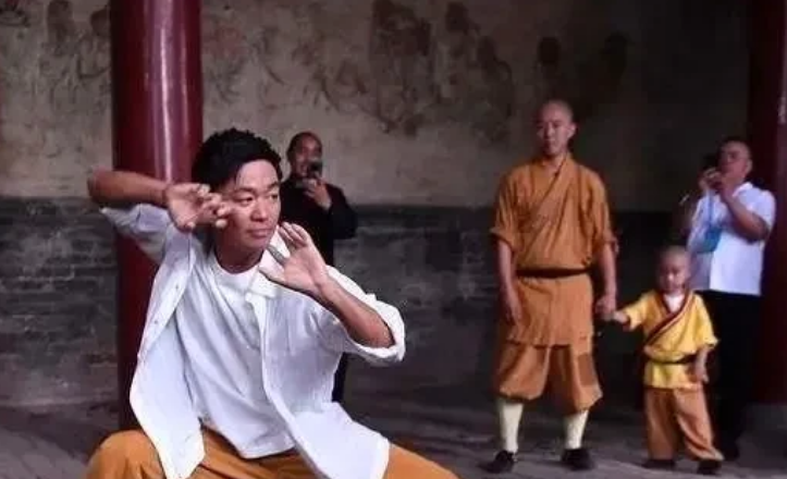 王宝强|有一次,王宝强回家过年看见村口立着一座牌坊,怒气冲冲地去和村长“算账”。