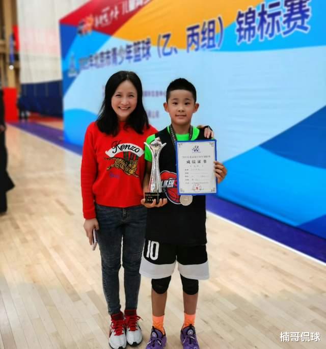 杜锋|杜锋儿子篮球天赋高！母亲学历高家境好久居北京，父子多年未同框
