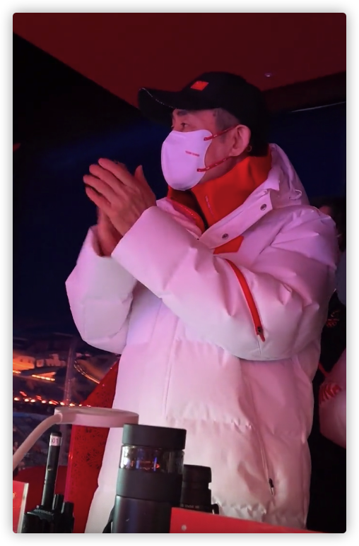 张艺谋|张艺谋闭幕式后现身，一路步行和志愿者打招呼，不停挥手毫无架子