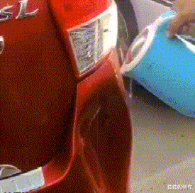 |大姐为了美观也是拼了，这么勒着不觉得闷吗？