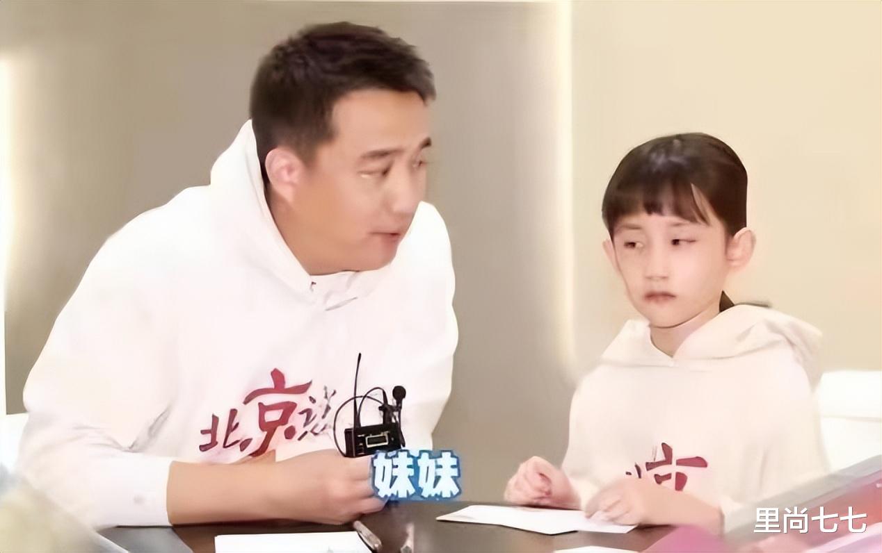 辣妈 黄磊小女儿这刘海剪的，灵气都剪没了，太男相和老爸共用一张脸