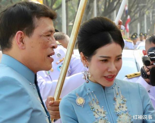 诗妮娜|37岁诗妮娜终于冒头，晒出金灿灿的结婚照，盼望泰王念昔日旧情