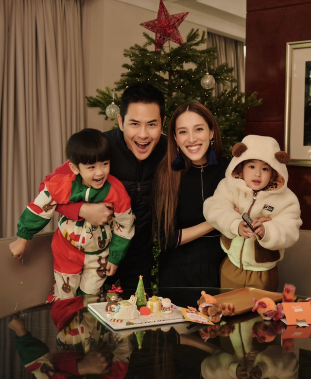 郑嘉颖|陈凯琳圣诞节晒全家福,挺三胎孕肚亲吻郑嘉颖,老夫少妻超恩爱