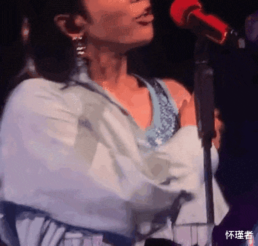 华晨宇|华晨宇挑战“女性卷发”,不仅穿衣风格越来越娘,妆容也开始变化