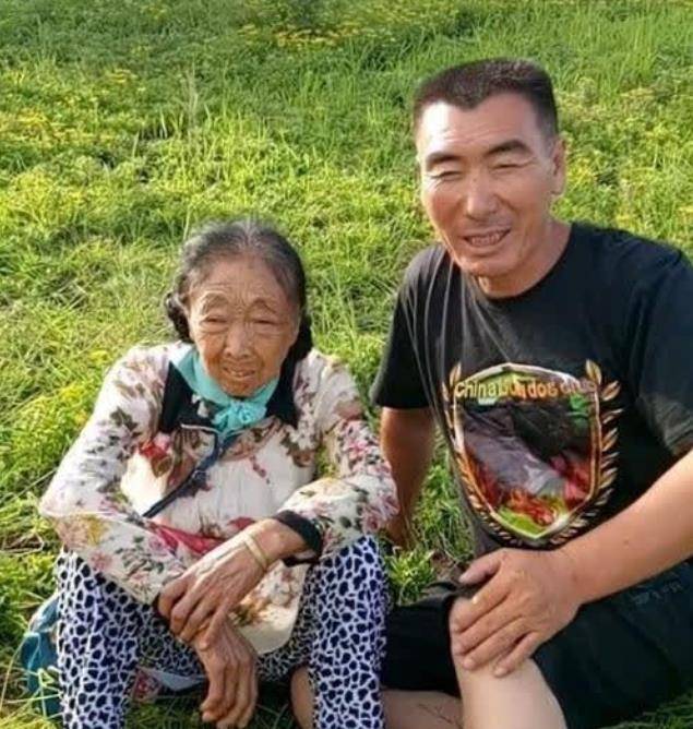 李玉成|相差32岁夫妻,女方85岁直播赚钱,男方被指消费利用妻子