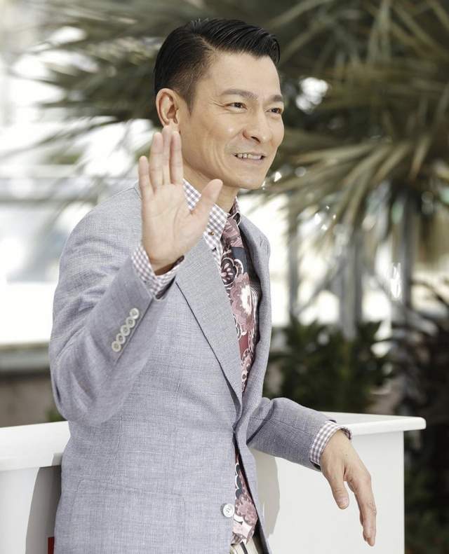 秦桧|刘德华陪妻子回马来西亚过年!与富豪舅舅礼佛,亲密挽手有说有笑