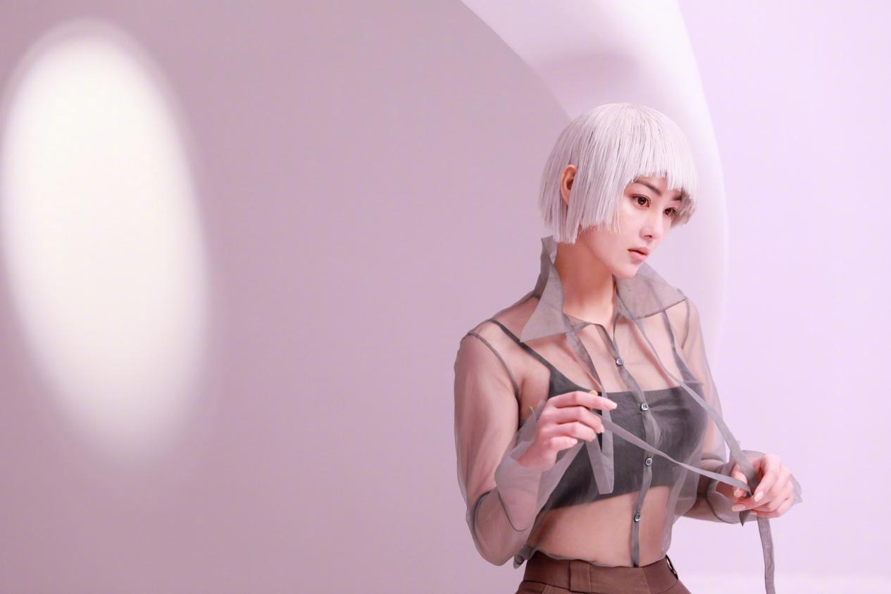 张馨予|张馨予双面AI大片流出,红色短发配绑带长靴,秒变人间芭比娃娃