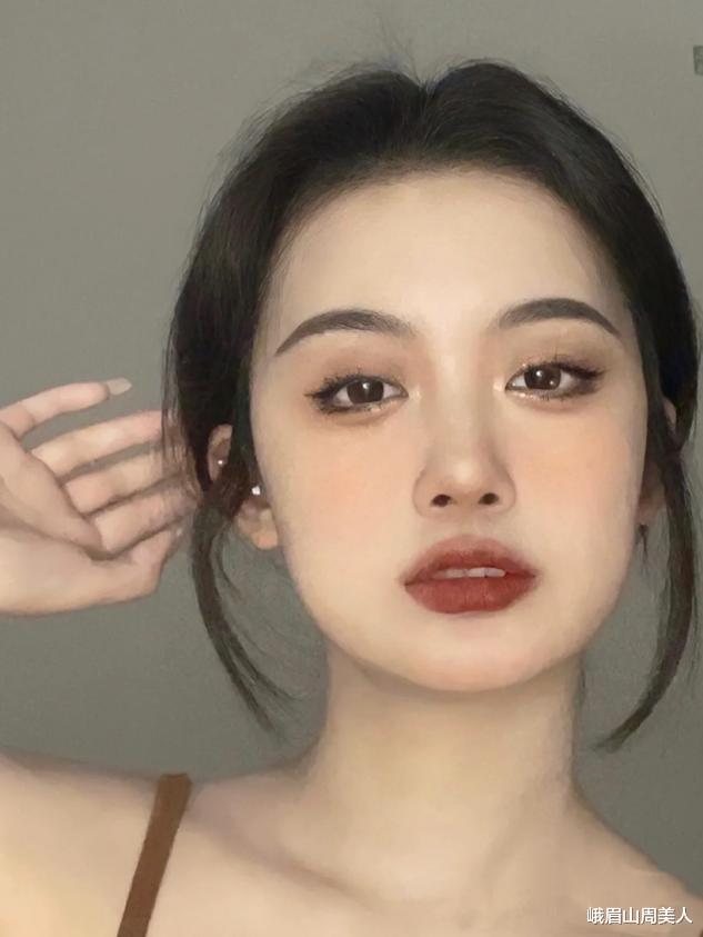 护肤品 女生被公认不好看的3种脸型，发型也很难修饰，快看你中了没？