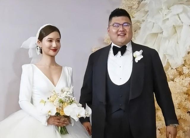 |猴哥何钰欣大婚！新娘换5套礼服，告白环节提3点要求，痞幼未到场