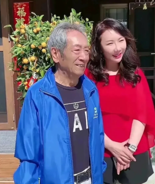 王奎荣|75岁王奎荣近照曝光，头发花白仍拍戏，小37岁娇妻昂贵手表亮眼！