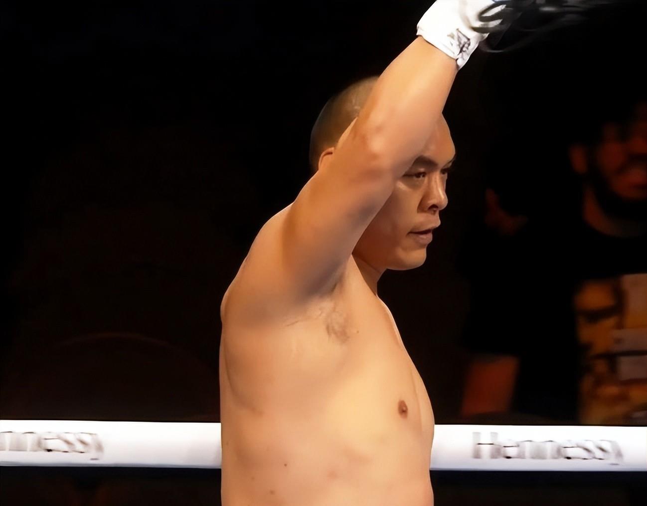 张志磊|大炮打蚊子！中国重量级拳王名将张志磊，114秒KO替补对手