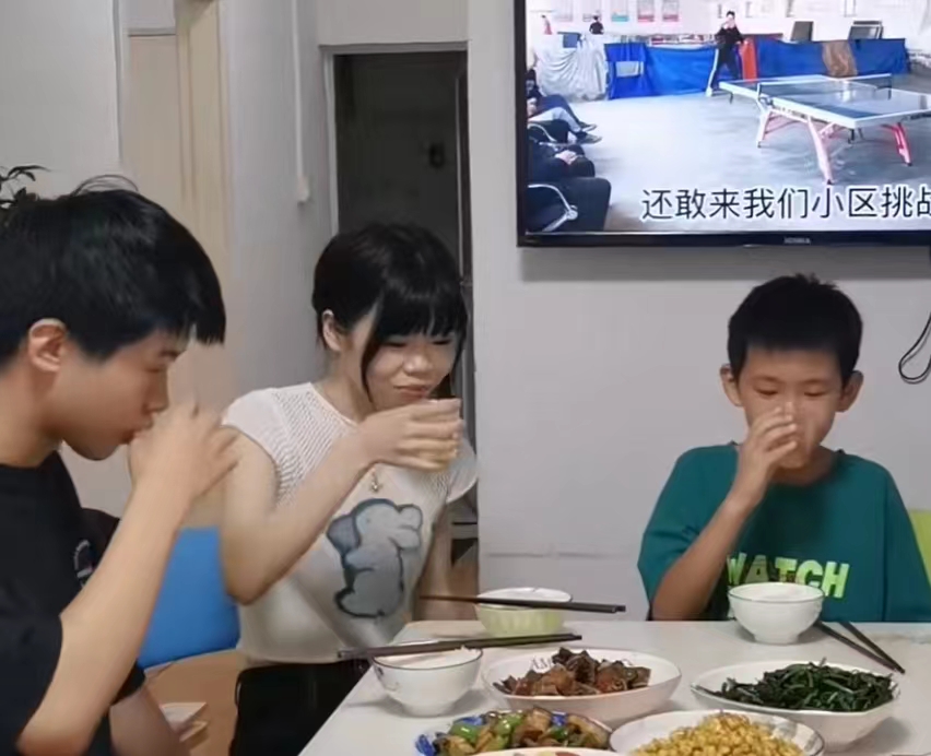 父亲节|孙海洋获四小只送祝福,奔波百公里只为回家过节,卓卓近况变化大