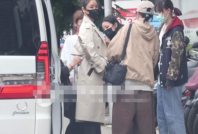 林心如|46岁林心如现身路边买菜，上围傲人秀腹肌尽显好身材，惹众人围观