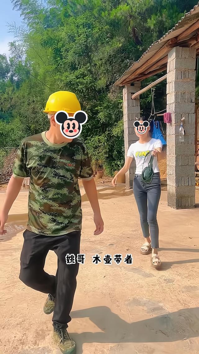 男子羡慕同事有老婆送饭来工地,抬头发现,自己的媳妇也送饭来了