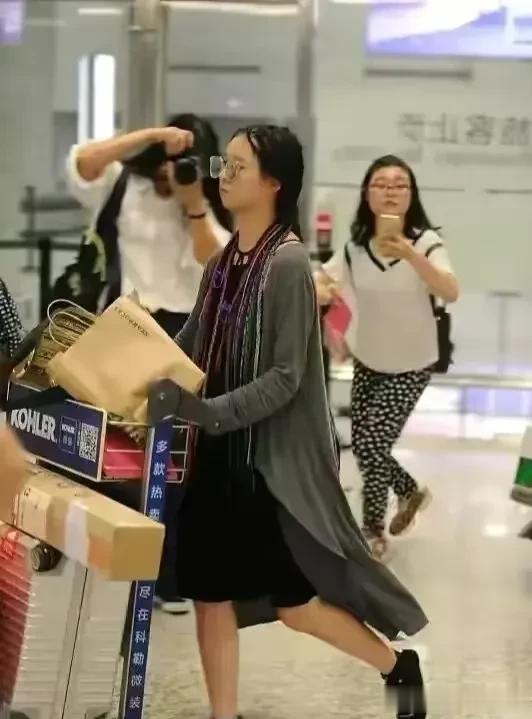 小彩旗|杨丽萍的小彩旗,14岁春晚一转成名似仙女,如今像换了个人