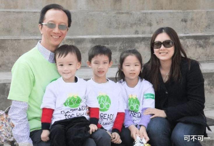 伏明霞|43岁伏明霞现状！70岁丈夫老当益壮，女儿成年收亿元大礼，很豪气