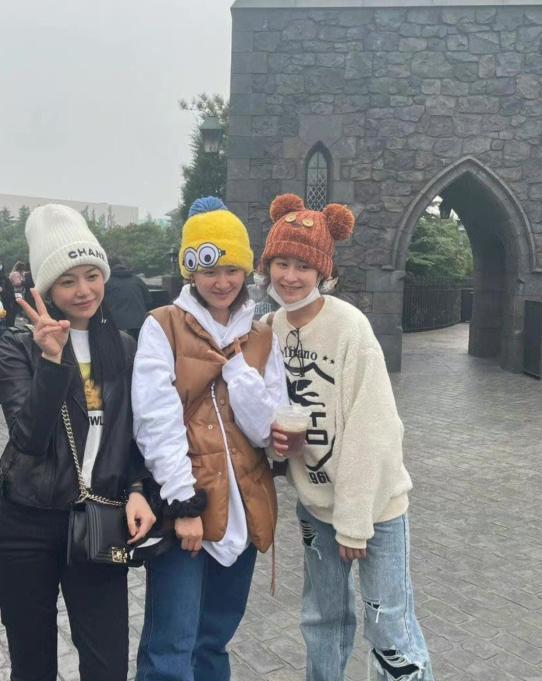 陈妍希|陈妍希带孩子出游，儿子正面照被好友曝光，打扮酷帅似缩小版陈晓