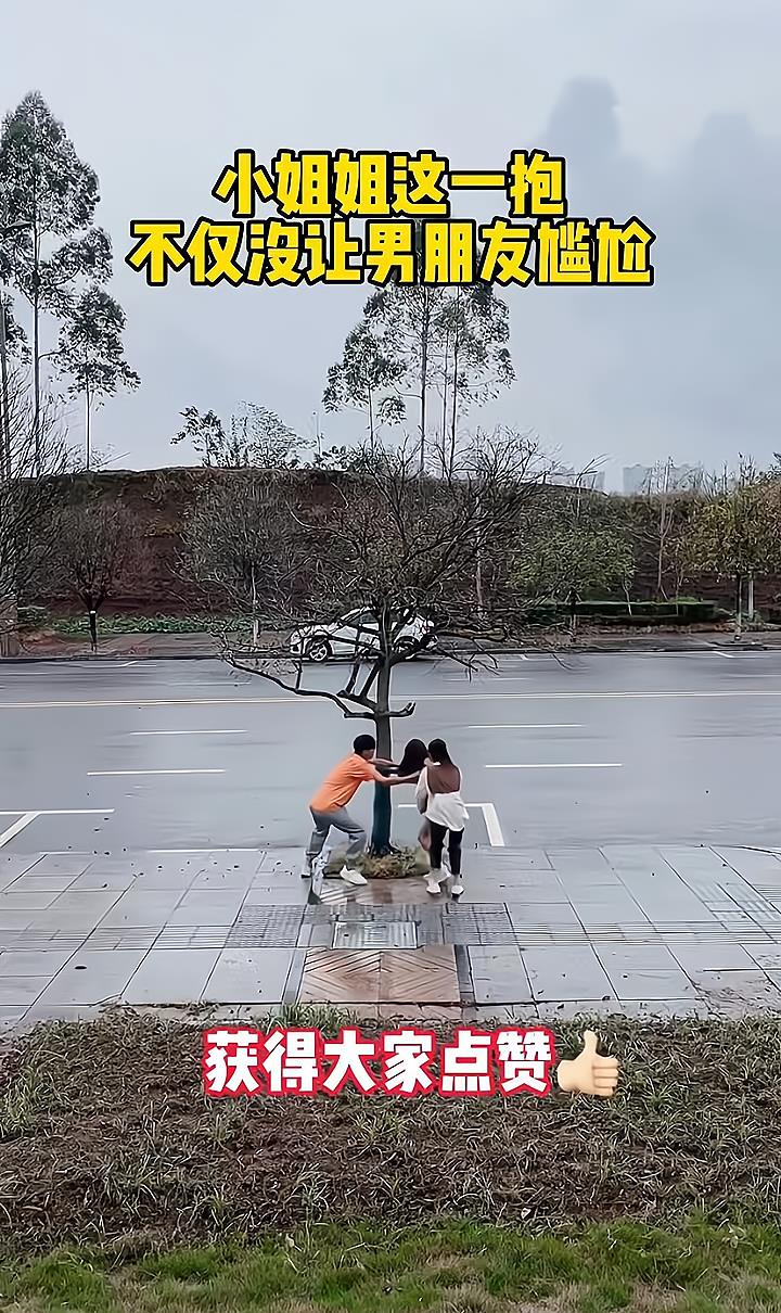 情侣散步,遇到一女子晕倒,女友二话不说直接抱起她赶往医院